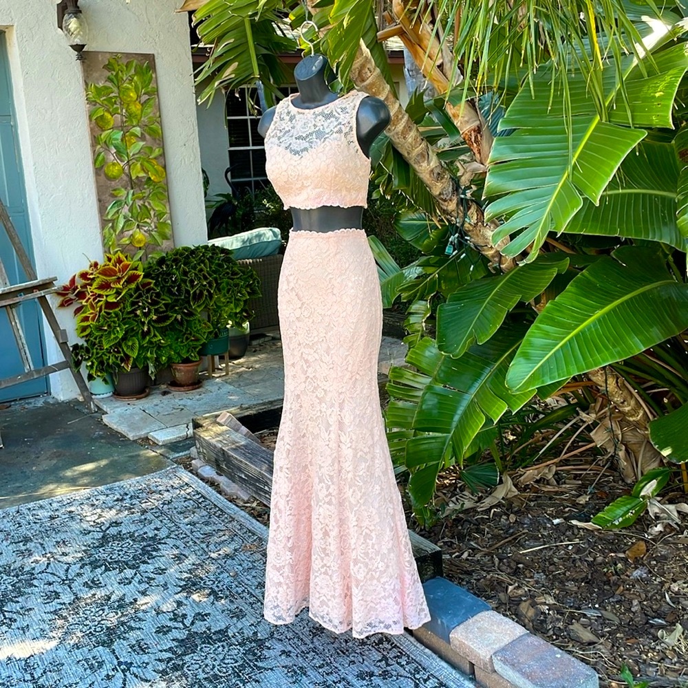 Xscape two-piece lace trumpet skirt with train